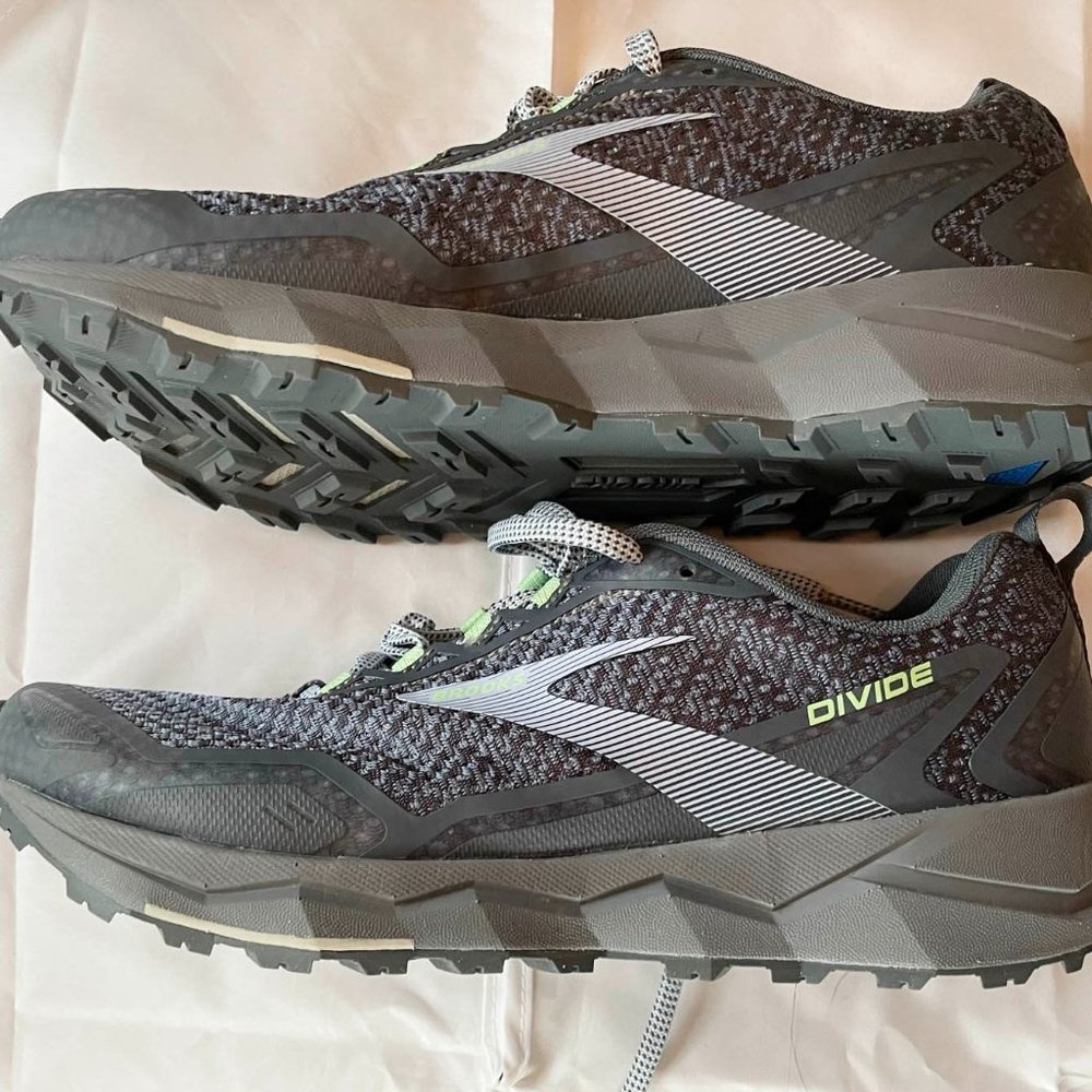 Brooks Divide running shoes UNUSED Size 9